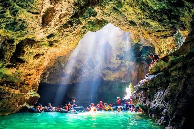 Wisatawan menikmati berbagai aktivitas seru di Purbalingga seperti wisata alam, kuliner khas, desa wisata, dan tempat rekreasi keluarga.