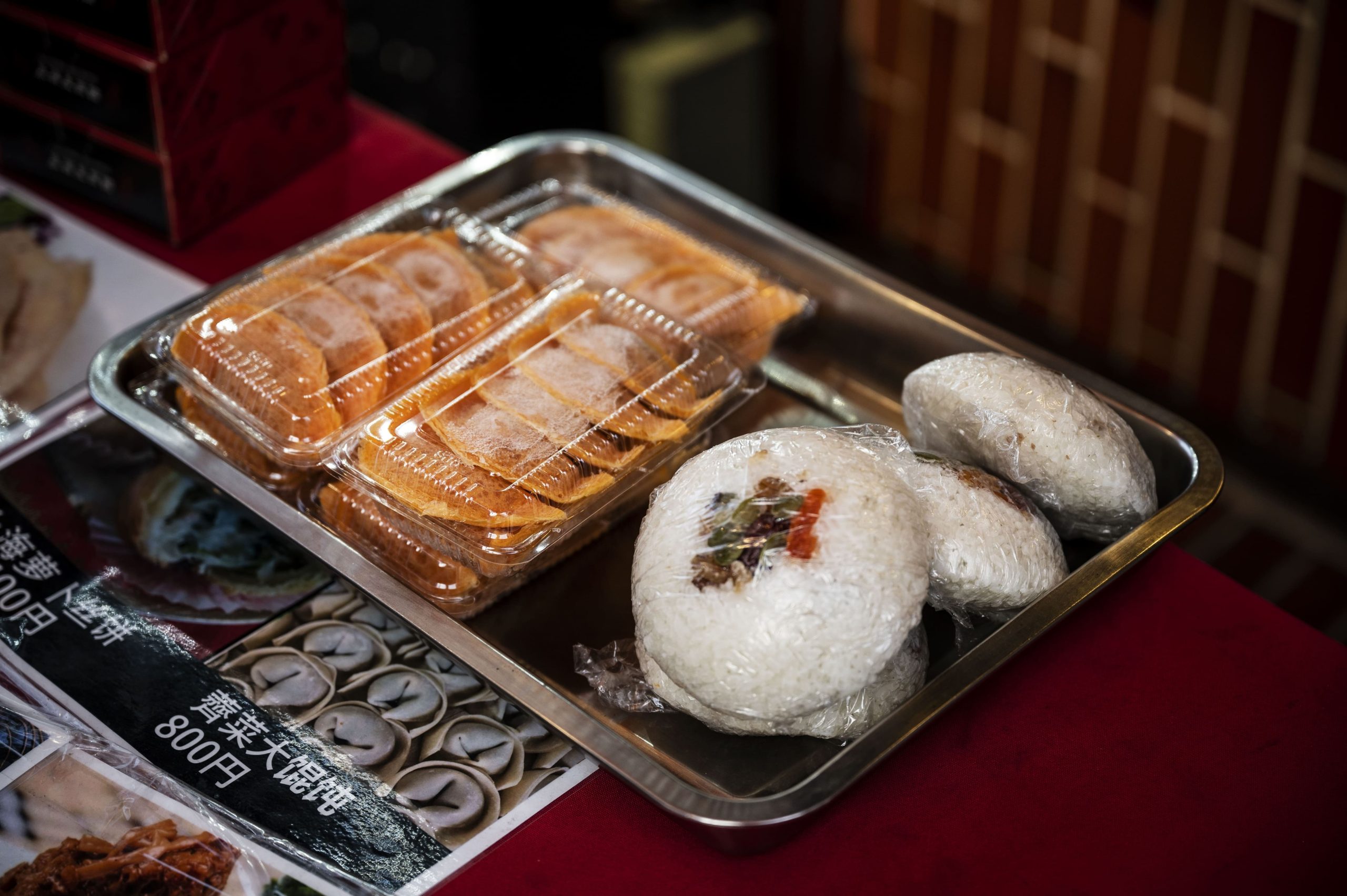 Aneka oleh-oleh khas Purbalingga seperti gethuk goreng, keripik tempe, nopia, gula jawa, dan produk knalpot lokal.